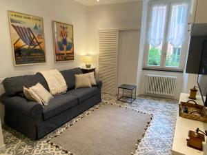 瓦拉泽Suites 5 Stelle nel Borgo di Varazze的带沙发和电视的客厅