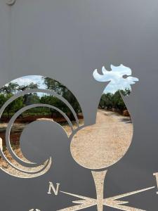 阿尔贝罗贝洛Aria di Casa Country Resort的雕塑上写着一封信,上面写着鸟