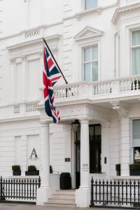 伦敦The Adria的白色建筑前悬挂的英国国旗