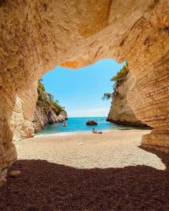 罗迪-加尔加尼科Luxury Sea House的岩石洞享有海滩美景