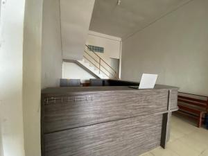 邦加槟港OYO 91419 Hotel Mulia Bangka的厨房配有木制梳妆台和笔记本电脑