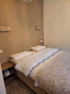 萨潘贾Mersu A'la Konak Otel的一间卧室配有两张带白色床单的床