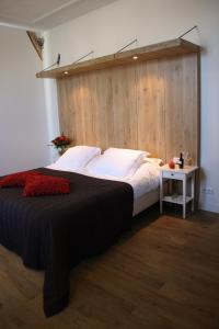 Aarle-Rixtel赫伯格布拉邦特克鲁斯酒店的一间卧室设有一张带木墙的大床