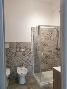 雷焦卡拉布里亚Al Cortile的带淋浴、卫生间和盥洗盆的浴室