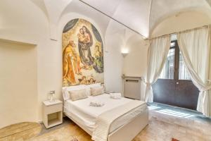 帕尔马Il Loft di Quintino的一间卧室配有一张壁画床