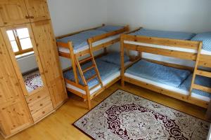 基特塞Alla的一间设有两张双层床和地毯的房间