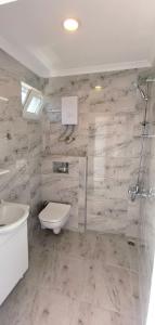 阿维萨阿达西Motel Lavanda的浴室配有卫生间、盥洗盆和淋浴。
