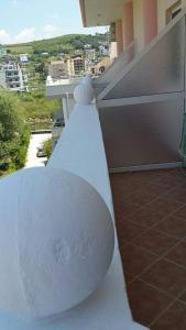 格勒姆Nuovo Sun Golem的阳台顶部的白色长凳