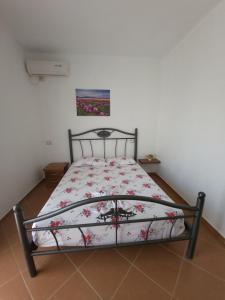 格勒姆Nuovo Sun Golem的一间卧室配有一张带花卉床罩的床