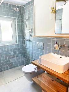 伦策海德Haus Allod 208的一间带水槽和卫生间的浴室