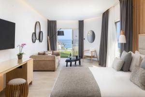 利马索尔Atlantica Bay - Adults Only的酒店客房设有床和客厅。