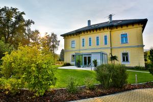 大洛西尼Villa Aurelie的一座带庭院的大型黄色房屋