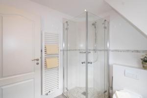 赫尔努姆Haus Claßen的带淋浴的浴室和玻璃门