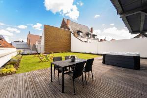 蒙斯SPA & Garden - Luxury Private Apart' Mons Center的房屋内带桌椅的木制甲板