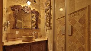 格雷梅卡帕多西亚石窟乡村酒店的一间带水槽和镜子的浴室