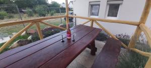 鲍洛托努德沃里Lali Apartman的阳台上的木凳和两杯酒杯