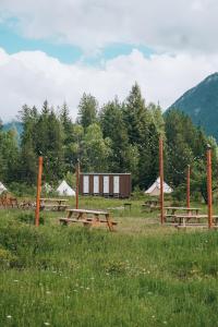CoramWander Camp Glacier的野餐场的一组野餐桌