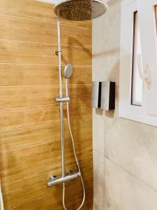 马拉松波利斯Agrothi的带淋浴的浴室(带木墙)