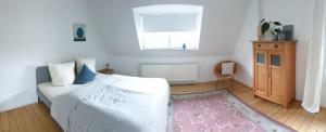 特拉本特拉巴赫Pferdekopfhaus的一间卧室设有床、窗户和地毯。
