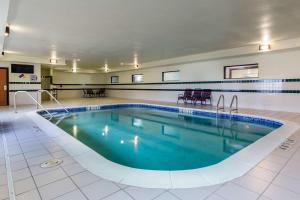 ForsythComfort Inn & Suites Decatur-Forsyth的大房间的一个大型游泳池