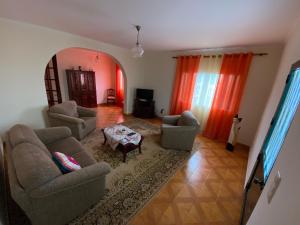 桑塔纳Maria's House - São Jorge的客厅配有两张沙发和一张桌子