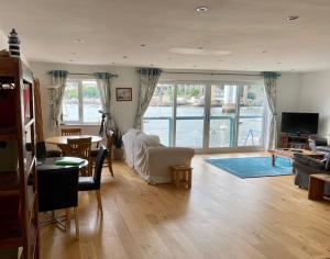 普里茅斯Tamar View的享有水景的客厅