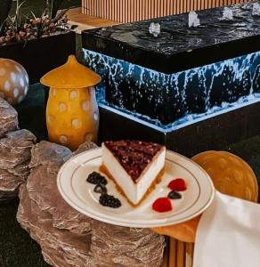 哈费尔巴廷Al Sharq Hotel的一块盘子上的蛋糕