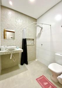 帕劳阿佩巴斯Hostel Flor de Carajás的浴室配有卫生间、盥洗盆和淋浴。