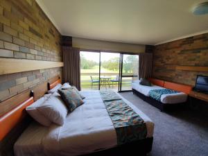 谢珀顿舍帕通高尔夫汽车旅馆的酒店客房设有两张床和一个阳台。