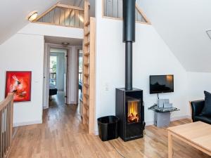 孔斯马克Holiday home Rømø CXXV的客厅设有壁炉和电视。