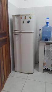 甘博阿Casa Azul Gamboa的厨房角落的白色冰箱