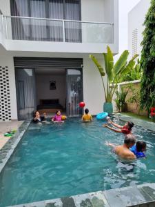 隆海Villa Zenna Long Hải - Mimosa 611 View Biển的一群儿童在游泳池玩耍