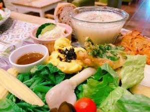 吉安鸟羽花香民宿的配菜和蔬菜的食品和饮料