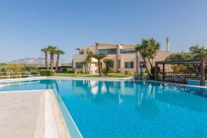 YiofirákiaSerenity Villa with pool, Kalesa Heraklion的一座蓝色的大型游泳池,其建筑背景为: