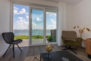 圣安娜兰Appartement Vista Maris, Havenweg 8-2, Sint Annaland的海景客厅