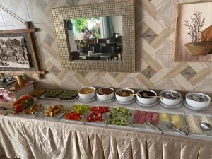 居姆贝特Canna Garden Hotel - Adult Only的自助餐,餐桌上供应不同类型的食物