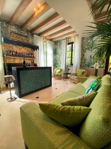 马尔米堡Resort Al Forte的客厅设有绿色沙发和壁炉