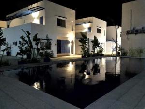 公主港Skytel Palawan的享有带游泳池的房屋的夜景