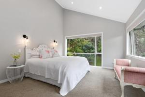 凯里凯里Seaside Serenity - Kerikeri Holiday Home的白色的卧室设有床和窗户