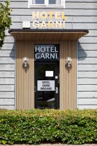 斯文堡伽尼酒店的门上标有酒店入口