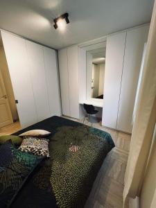 BazelGuesthouse Ter Linden的一间卧室配有一张床和一张桌子及椅子