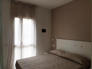 维耶斯泰Residence Alba的一间卧室设有一张床和一个窗口