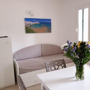 维耶斯泰Residence Alba的客厅配有沙发和鲜花桌