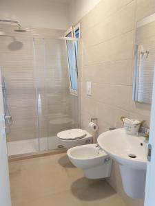 维耶斯泰Residence Alba的浴室配有卫生间、盥洗盆和淋浴。