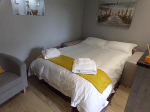 滨海巴顿4TheDome- Deluxe ground floor apartment opposite the sea的一间卧室配有带毛巾的床
