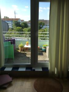 科隆Dachstudio mit Bad und Terasse的开放式窗户,享有阳台的景色