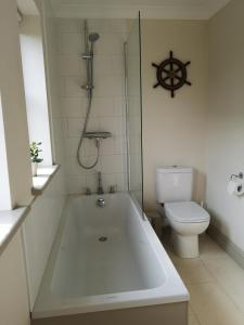 布莱克尼Blakeney Norfolk Bramble Lodge ***Self Catering***的带浴缸和卫生间的浴室。