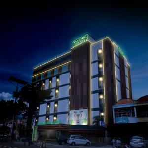 查亚普拉Parkside Star Hotel Jayapura的一座酒店大楼,上面有标志