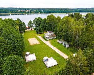 姆拉哥沃Mazurskie Chatki的享有一组帐篷和湖泊的空中景致