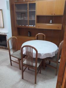 圣卡洛斯拉腊皮塔MASET的桌椅、白色桌子和橱柜